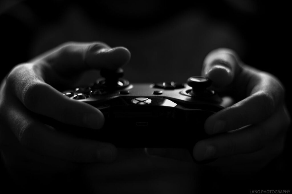 Gaming with Virtual Communities