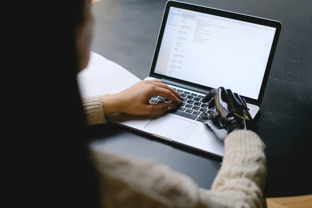 The modern workplace relies heavily on manual dexterity. Whether it’s a corporate office, a manufacturing plant, or a creative industry, employees use their hands for a variety of tasks. For individuals with upper limb differences, prosthetic technology is opening new doors, allowing them to take on roles that were once considered difficult or impossible.