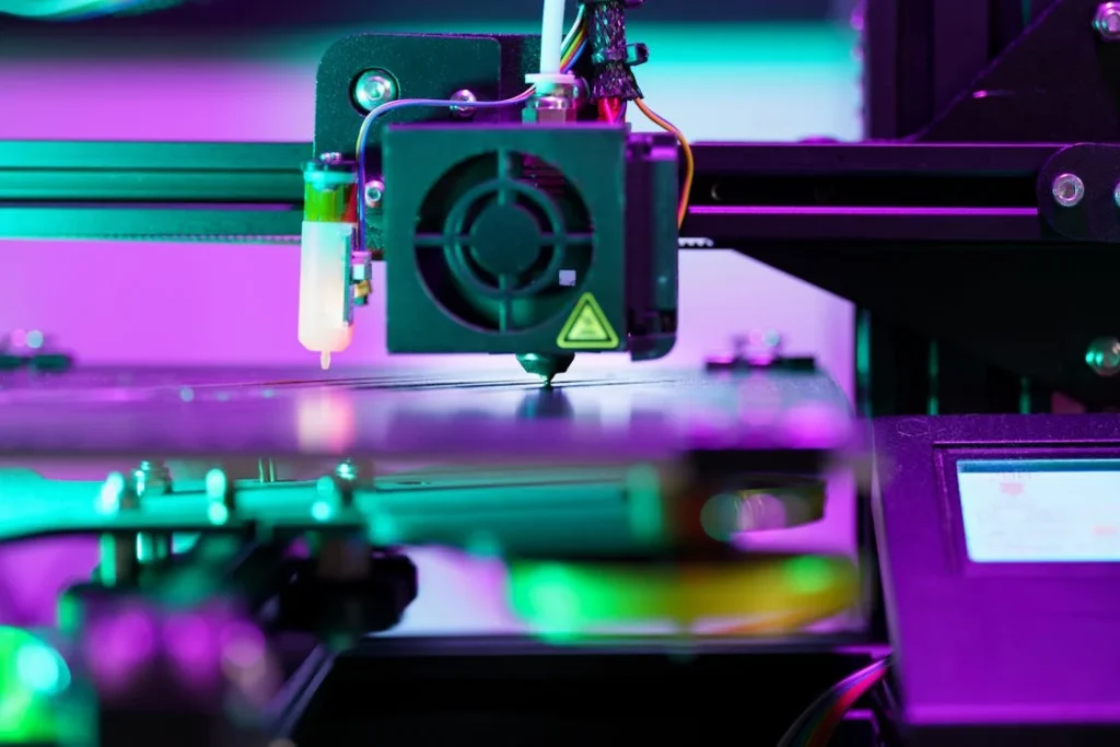 One of the biggest limitations of traditional prosthetic manufacturing is the time it takes to create and deliver a fully functional device. With multiple stages involved—molding, casting, assembling, and testing—the entire process can take weeks or even months. 3D printing is drastically reducing this time, allowing users to receive their prosthetics much faster.
