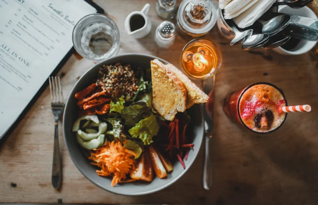 Knowing which superfoods benefit amputees is important, but the real challenge lies in making them a consistent part of everyday meals. A healthy diet doesn’t have to be complicated or restrictive.