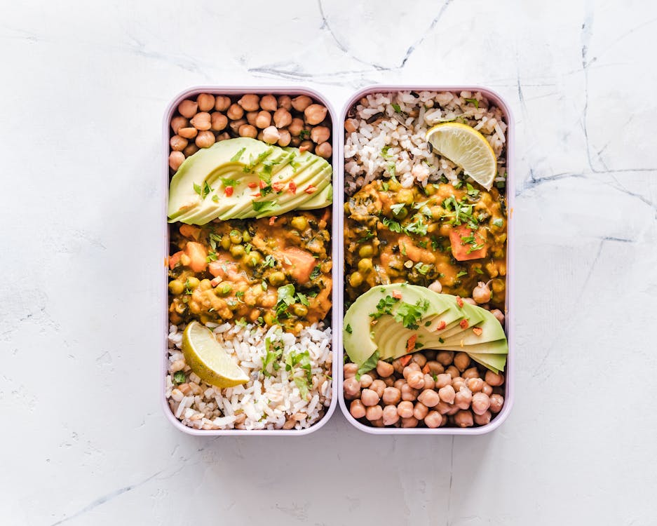 Once meals are planned and groceries are ready, the next step is preparing and storing food in a way that makes eating healthy effortless. For those with limited mobility, the goal is to reduce time spent cooking each day while ensuring meals stay fresh, accessible, and easy to reheat. A well-organized system saves energy and makes meal prep feel less overwhelming.