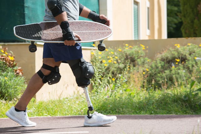 Innovation doesn’t stop with the prosthetic itself. In 2024, rehabilitation is becoming more accessible, engaging, and flexible