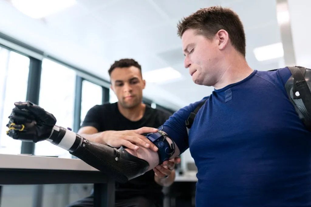 Before you can spot the signs of a poor fit, it’s important to know what a good prosthetic fit actually feels like. When your prosthesis is properly fitted, it should feel like an extension of your body. It shouldn't feel heavy, painful, or like it's getting in the way. Instead, it should help you do what you need to do without constantly reminding you it's there.