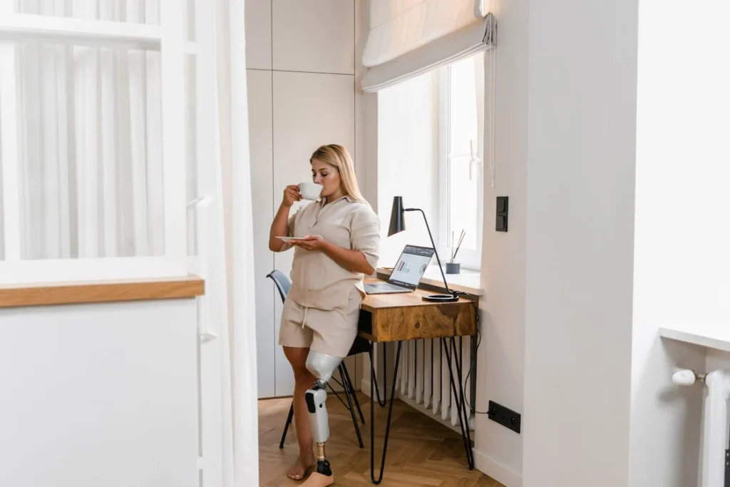One of the biggest benefits of a well-conditioned residual limb is freedom of movement. When the limb is stable, shaped well, and free from pain, it allows users to move with more ease. Walking feels smoother. Climbing stairs becomes less tiring. Getting up from a chair or into a car feels more natural.