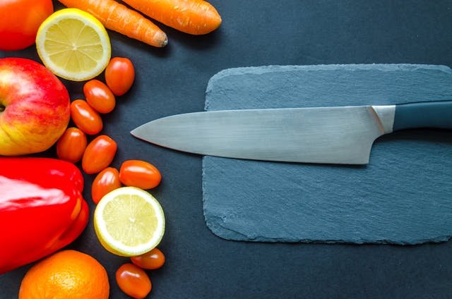 Cooking Safely with a Prosthetic Hand: Heat, Oil, and Grip Hacks
