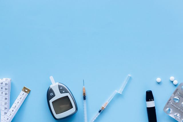 Diabetic Seniors with Prosthetics: Daily Foot & Skin Checks Made Easy